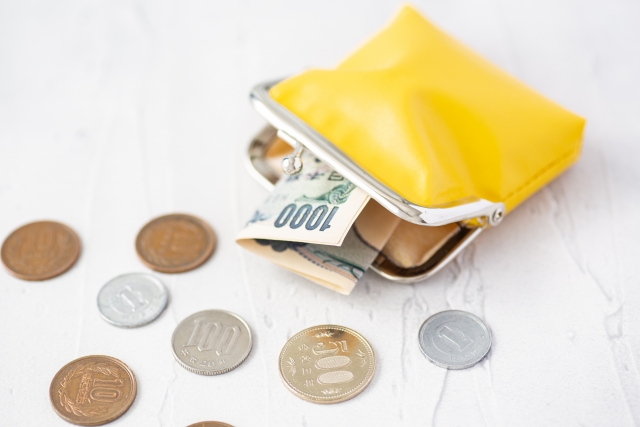 住宅ローン審査に影響する家計の支出を示すレシートと硬貨